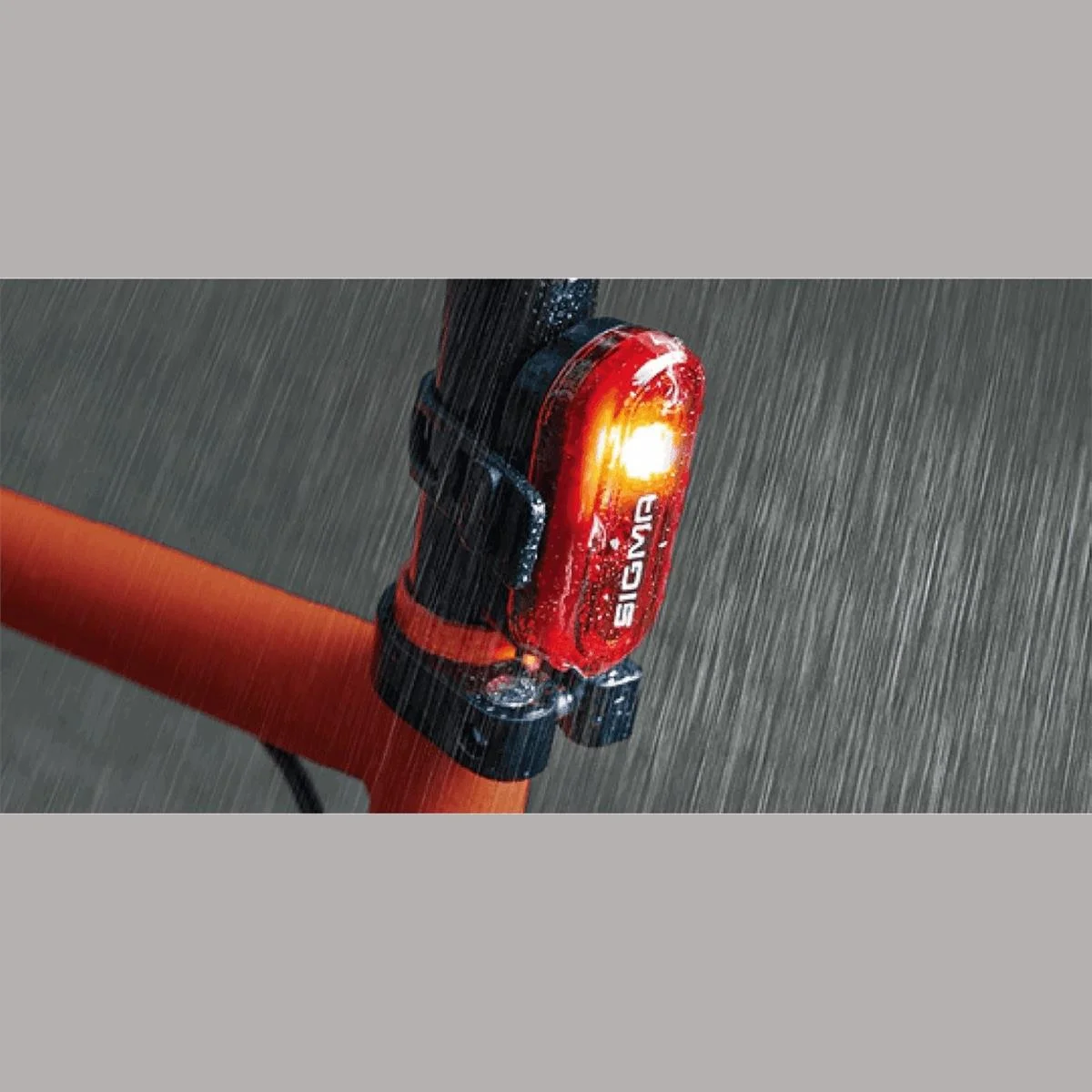 Luce posteriore LED con batterie IPX4 visibilità 400m 3